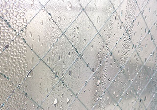 網入りガラスと雨粒